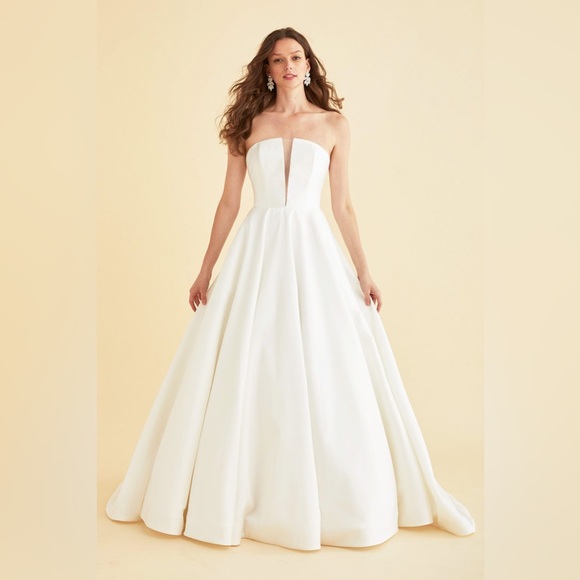 Astrid and Mercedes white satin wedding dress - Picture 1 of 8